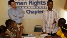 Tim Bowles e Jay Yarsiah fornire una lezione di diritti umani in Liberia.